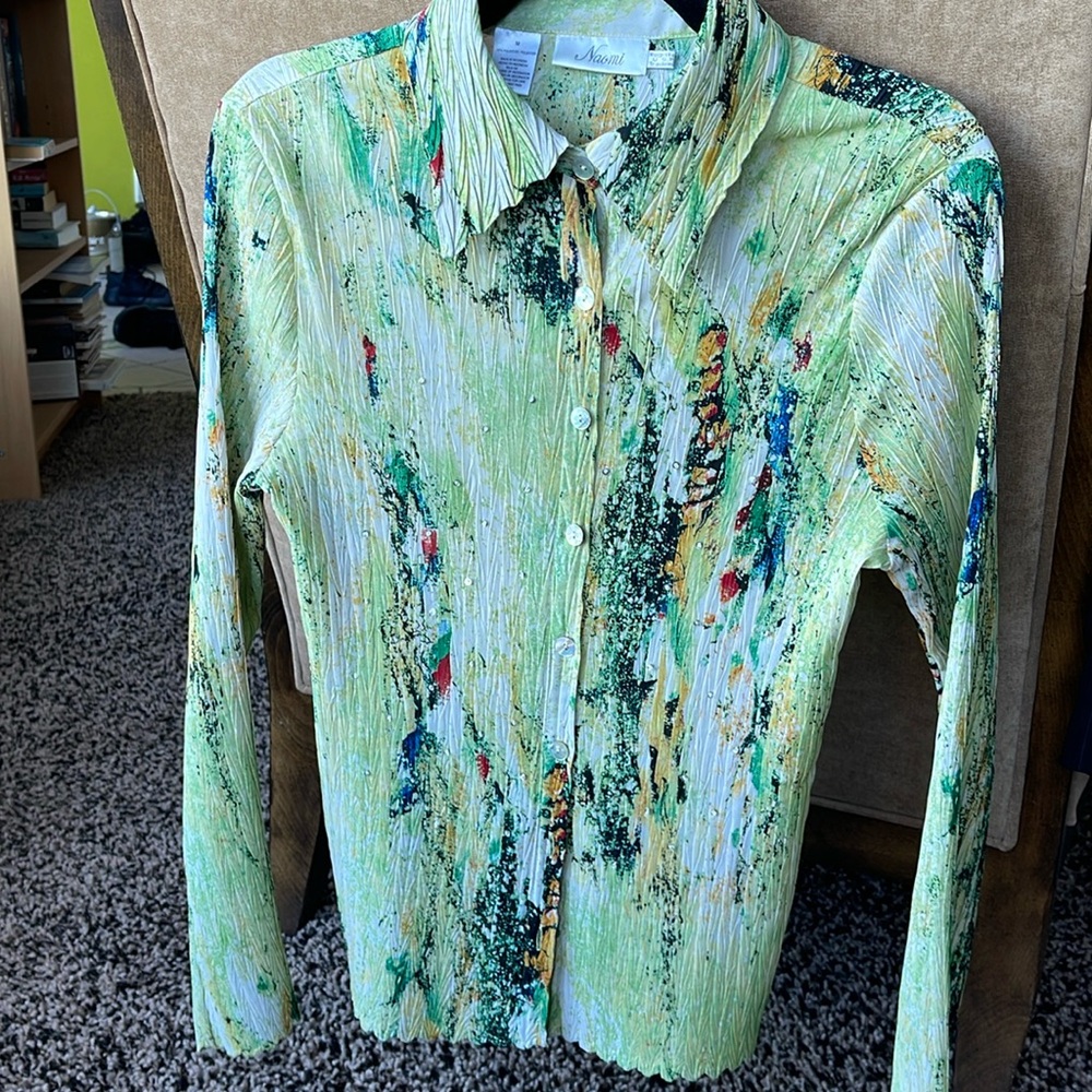 Naomi travel shirt, green with multiple colors throughout. Size Medium. Like new